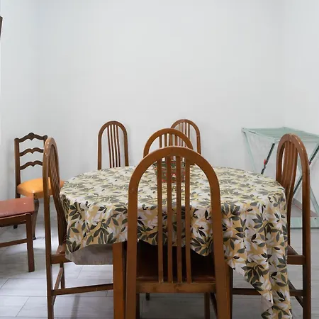 Hébergement de vacances Little Yellow House *